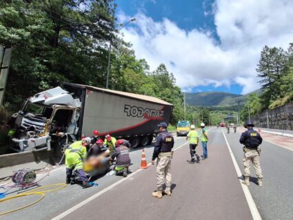 Motorista fica preso às ferragens em acidente entre caminhões na BR-376