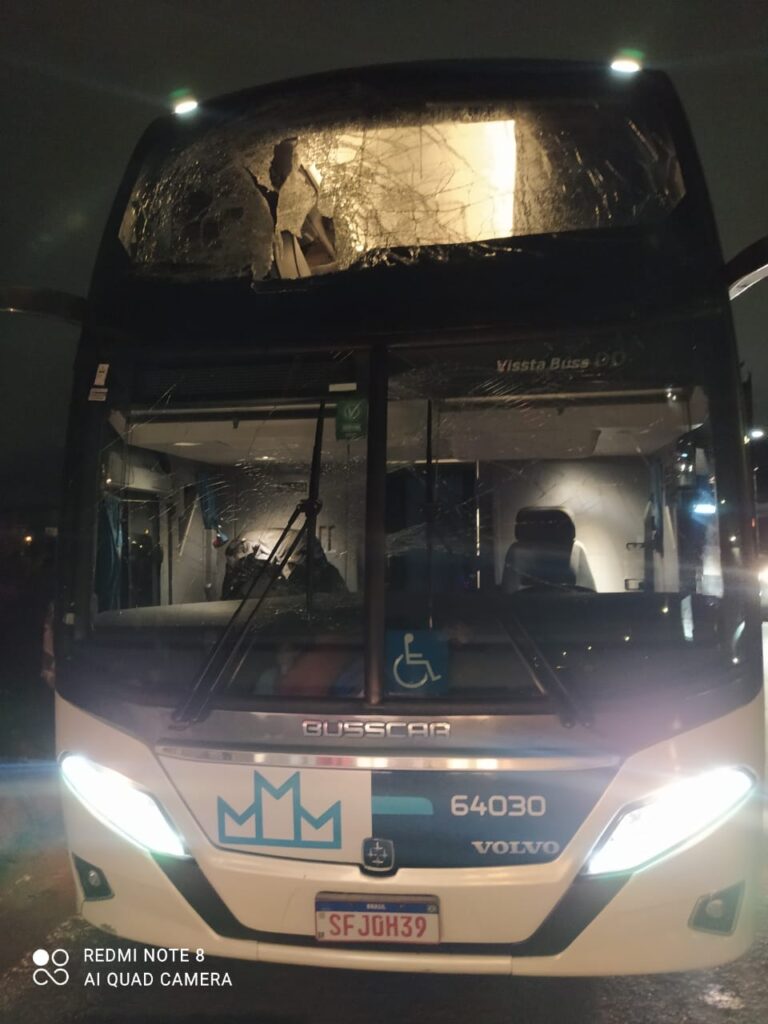 Rodado de caminhão atinge ônibus na BR-376 e deixa uma pessoa morta