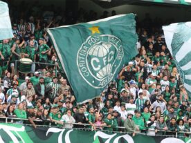 Torcedor do Coritiba cai das arquibancadas após fim de jogo