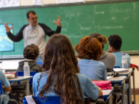 Uso de celular nas escolas do Paraná