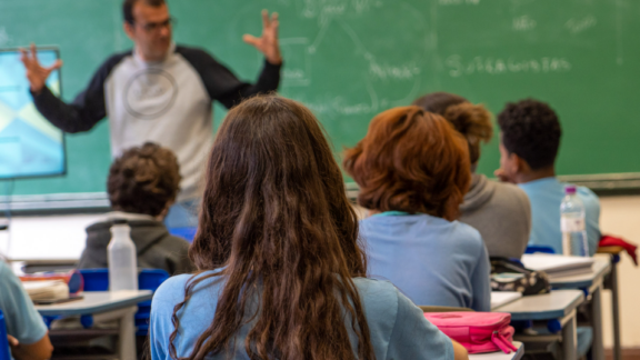 Escolas devem informar se autorizam o uso do celular em sala de aula