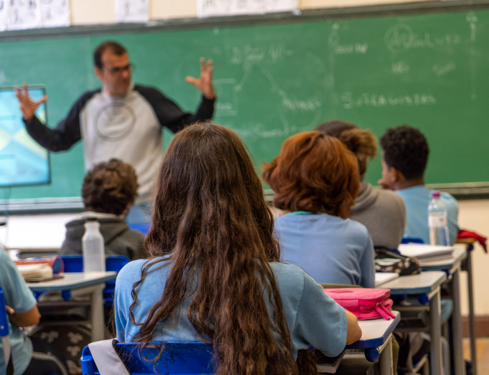 Secretaria proíbe uso de celular para fins pessoais nas salas de aula das escolas do Paraná