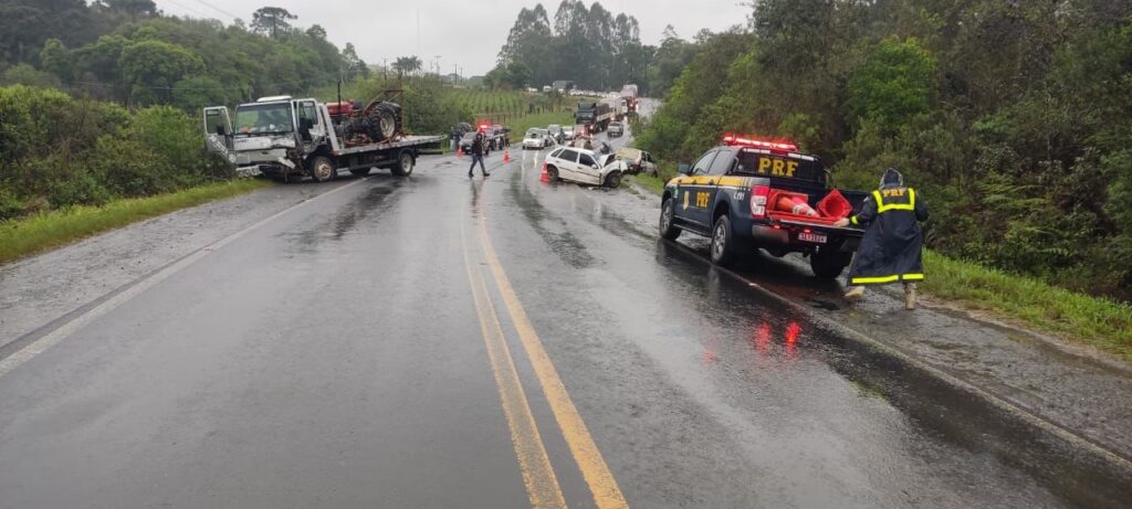 Carro e caminhão batem de frente na BR-153; motorista morreu