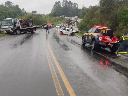 Carro e caminhão batem de frente na BR-153; motorista morreu