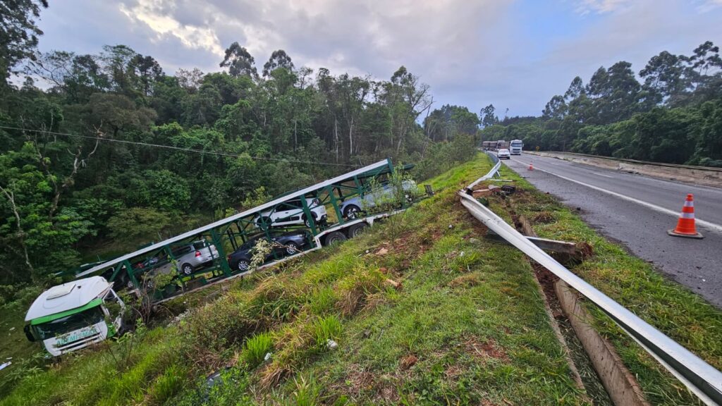 Caminhão cegonha tomba na BR-376, nos Campos Gerais