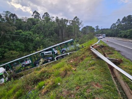 Caminhão cegonha tomba na BR-376, nos Campos Gerais