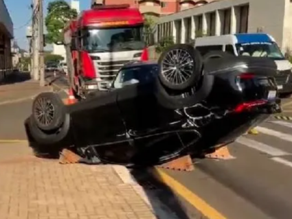 Médica do Samu fica ferida em acidente no Centro de Londrina