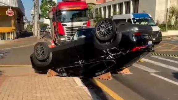 Médica do Samu fica ferida em acidente no Centro de Londrina