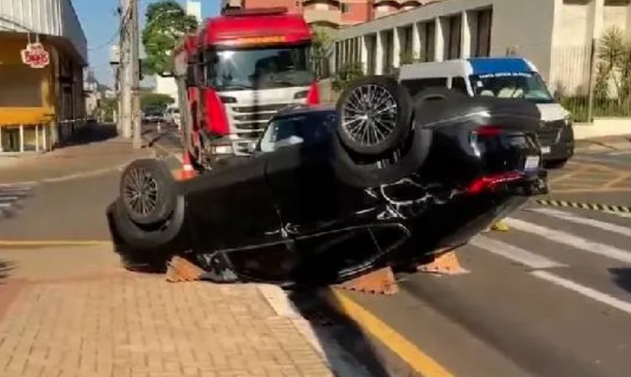 Médica do Samu fica ferida em acidente no Centro de Londrina