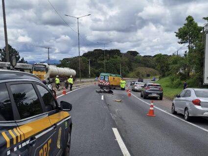 Garupa de moto morre em batida contra caminhão na BR-376