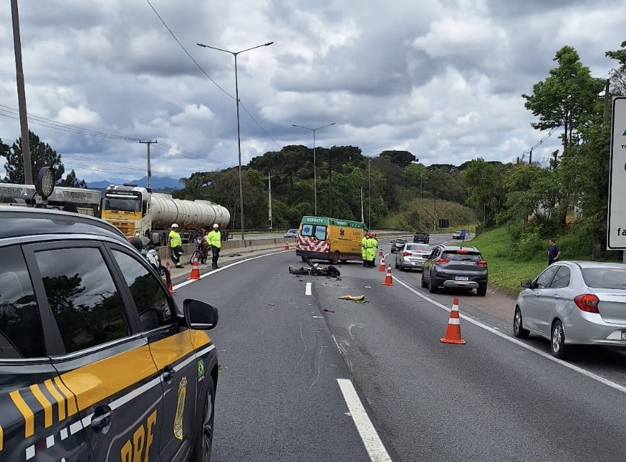 Garupa de moto morre em batida contra caminhão na BR-376