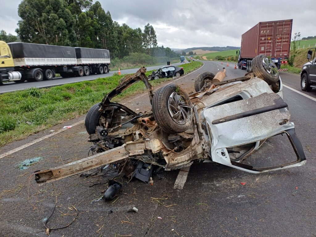 Acidente grave na BR-376 deixa duas pessoas mortas e quatro feridas em Ponta Grossa