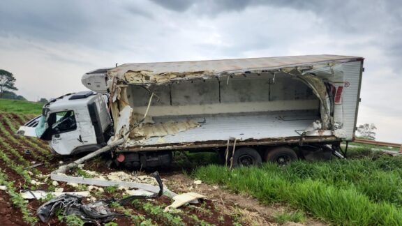 Colisão entre três caminhões deixa uma pessoa gravemente ferida na BR-163