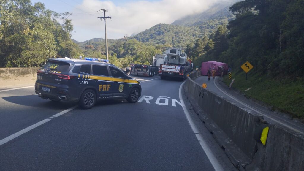 Pista da BR-376 sentido SC é interditada nesta terça-feira (22), em Tijucas do Sul