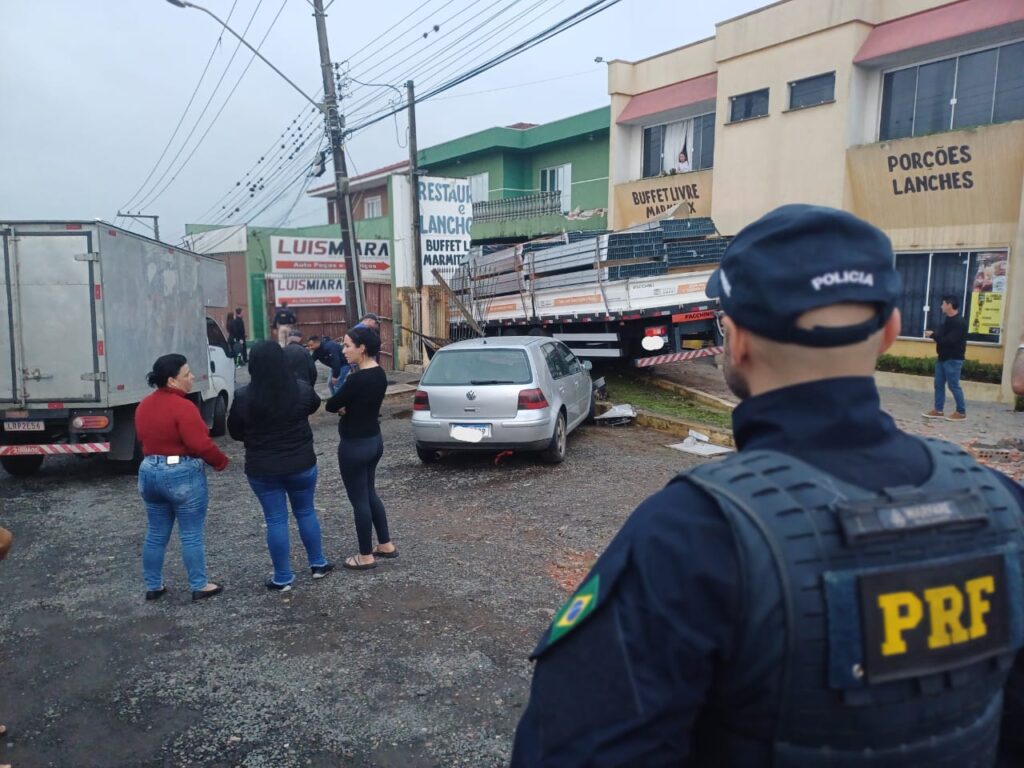 caminhão-invade-estabelecimentos-comerciais-ponta-grossa-2