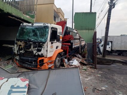 Caminhão invade e destrói parte de estabelecimentos comerciais em Ponta Grossa