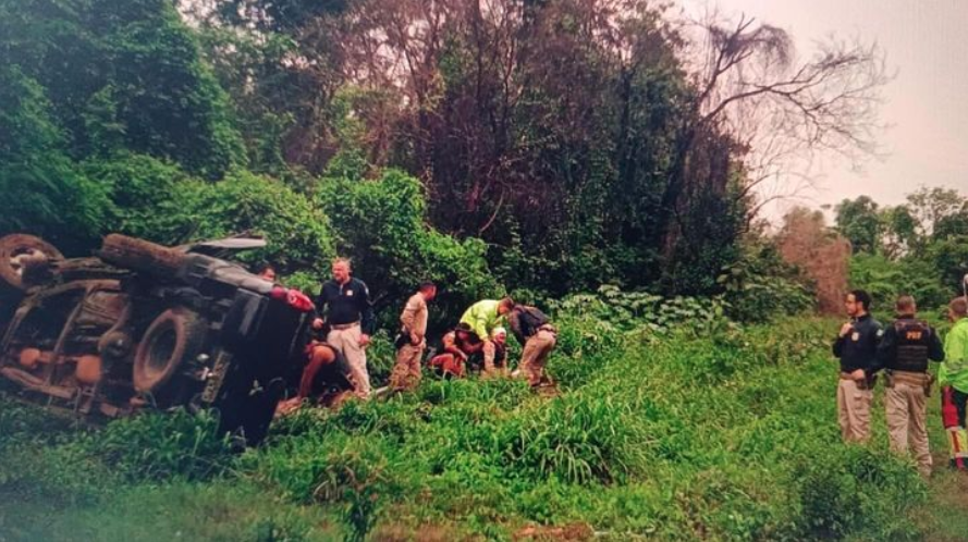 Policiais militares capotam caminhonete na BR-376; dois morreram