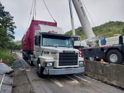 Acidente na BR-376: contêiner que esmagou van é retirado da pista