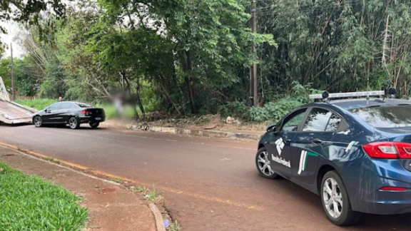 Carro com contrabando tenta fugir da Receita Federal e bate, em Cascavel; VÍDEO