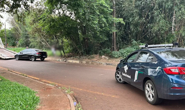 Carro com contrabando tenta fugir da Receita Federal e bate, em Cascavel; VÍDEO