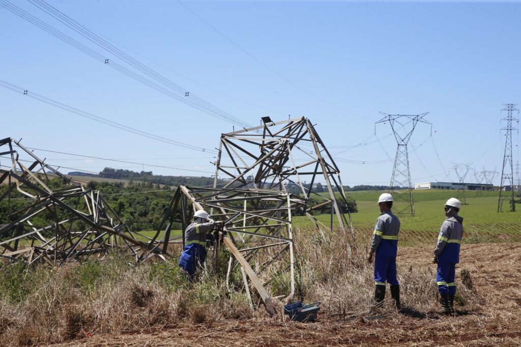 Equipes da Copel trabalham para restabelecer energia elétrica pelo estado