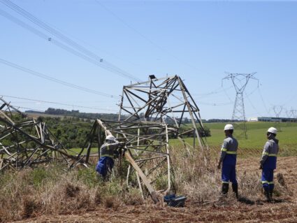 Equipes da Copel trabalham para restabelecer energia elétrica pelo estado