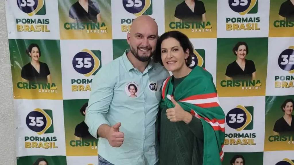 Após acusação de estelionato e falsidade ideológica eleitoral, vice de Cristina acumula nova polêmica: filiação ao PCdoB