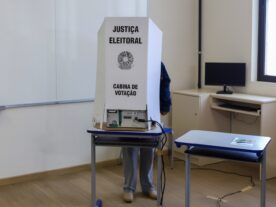 eleitor-votando-cabine-votação-urna-curitiba-eleições-2024-trepr-tre--pr-compareçam-votem-segundo-turno-paraná