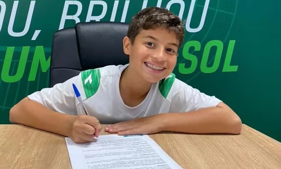 Filho do ídolo Alex assina contrato de formação com o Coritiba