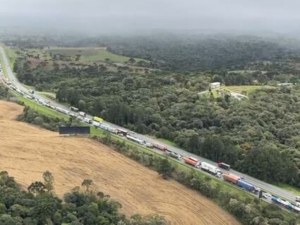 Com 22 km de fila, tráfego na BR-376 sentido Santa Catarina é liberado