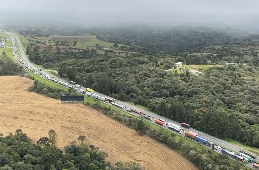 Com 22 km de fila, tráfego na BR-376 sentido Santa Catarina é liberado