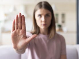 front-view-woman-using-sign-language-perito-vídeo-violência-doméstica