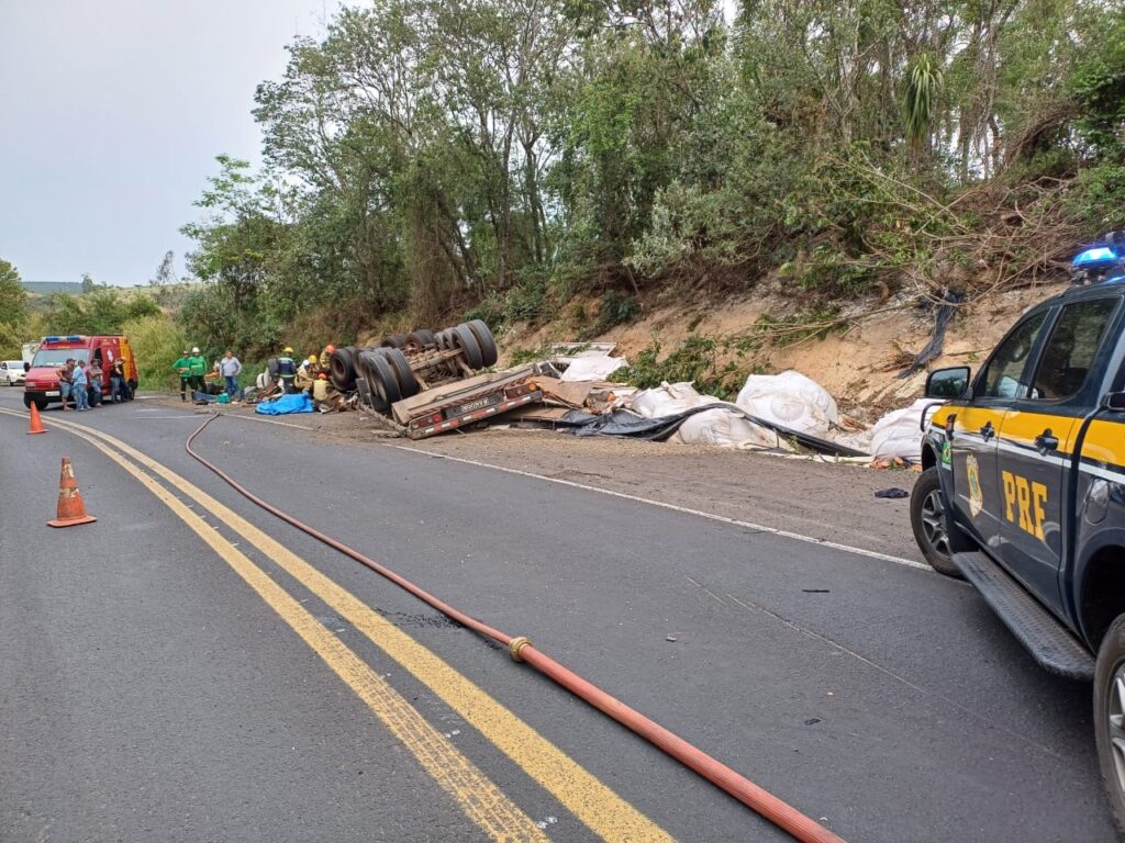 Carreta carregada com açúcar tomba na BR-153; motorista morreu