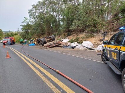 Carreta carregada com açúcar tomba na BR-153; motorista morreu