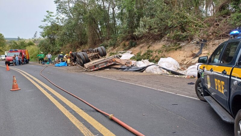 Carreta carregada com açúcar tomba na BR-153; motorista morreu