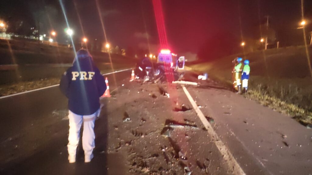 Carro capota e bate contra dois caminhões na BR-476, em Curitiba