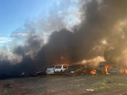 Incêndio de grandes proporções atinge pátio de veículos apreendidos no Paraná