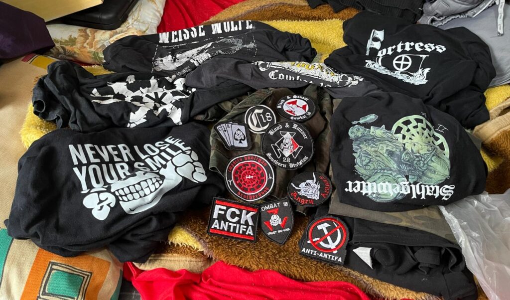 Polícia apreende objetos neonazistas em Curitiba