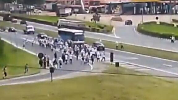 Ônibus da torcida do Athletico é atacado pela organizada do Santos; vídeo