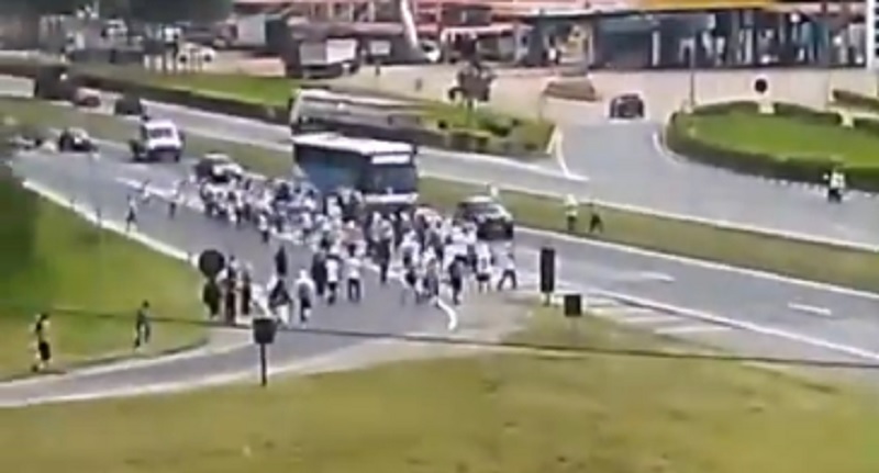 Ônibus da torcida do Athletico é atacado pela organizada do Santos; vídeo