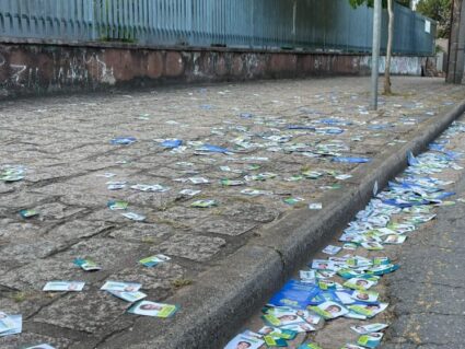 Locais de votação amanhecem com “santinhos” pelo chão, em Curitiba