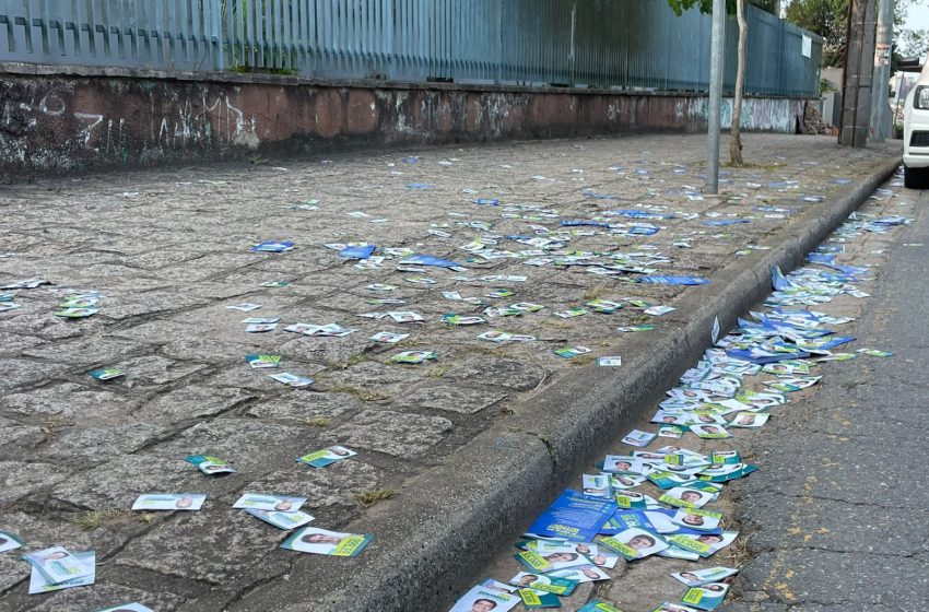 Locais de votação amanhecem com “santinhos” pelo chão, em Curitiba