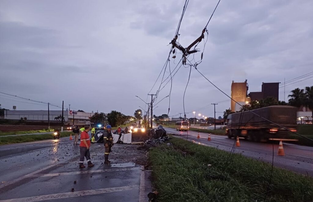 Caminhão tomba e arrasta fiação elétrica na BR-369