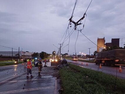 Caminhão tomba e arrasta fiação elétrica na BR-369