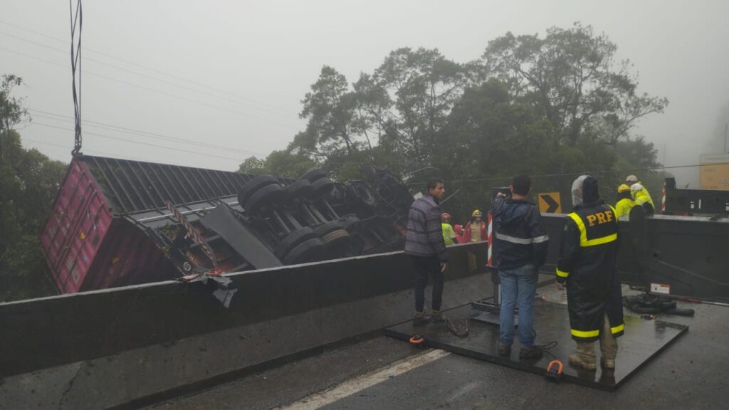 Van é prensada por carreta na BR-376; ao menos seis mortos