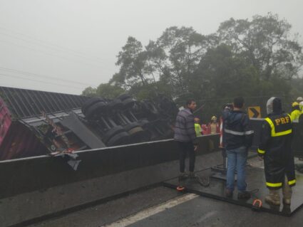 Van é prensada por carreta na BR-376; ao menos seis mortos