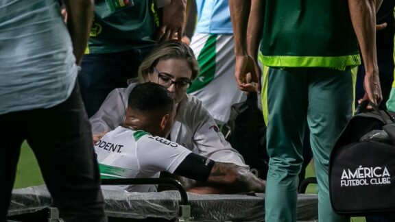 Volante do Coritiba passa a noite no hospital após mal-estar em campo