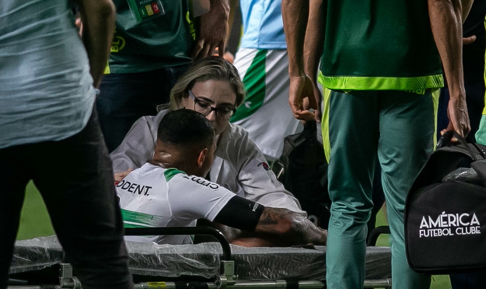 Volante do Coritiba passa a noite no hospital após mal-estar em campo