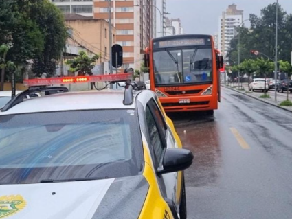 Adolescente é atropelada por biarticulado no centro de Curitiba