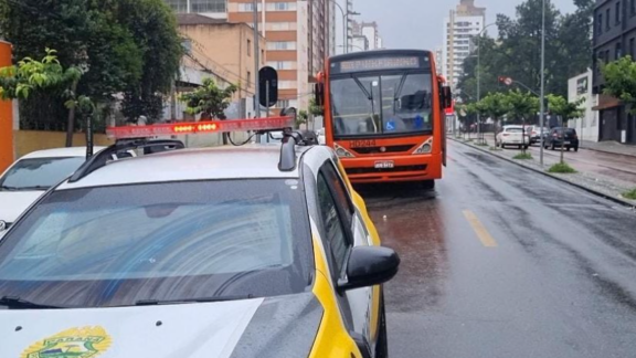 Adolescente é atropelada por biarticulado no centro de Curitiba